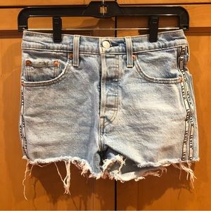 Levi’s 501 light wash button fly